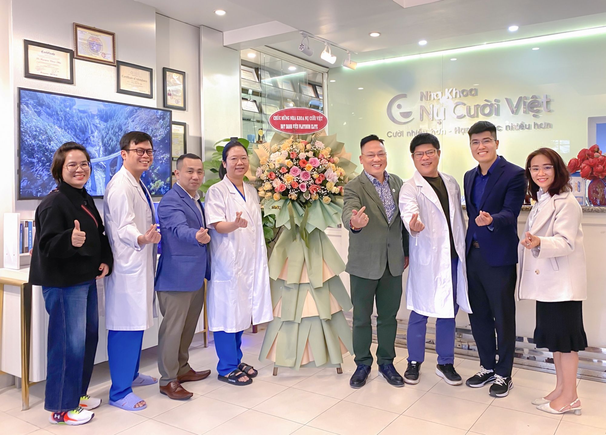 Nụ Cười Việt - NHỮNG LẴNG HOA TƯƠI THẮM MỪNG NGÀY THẦY THUỐC VIỆT NAM 27/02